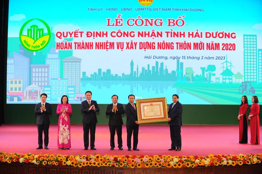 Thủ tướng Ch&iacute;nh phủ trao quyết định c&ocirc;ng nhận tỉnh Hải Dương ho&agrave;n th&agrave;nh nhiệm vụ x&acirc;y dựng n&ocirc;ng th&ocirc;n mới