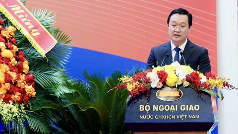 Phó Trưởng Ban Chính sách, chiến lược Trung ương Nguyễn Đức Trung phát biểu tham luận tại Hội nghị Ngoại giao lần thứ 33