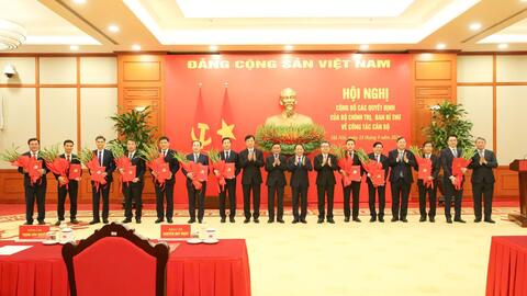 Công bố các Quyết định của Bộ Chính trị, Ban Bí thư về công tác cán bộ