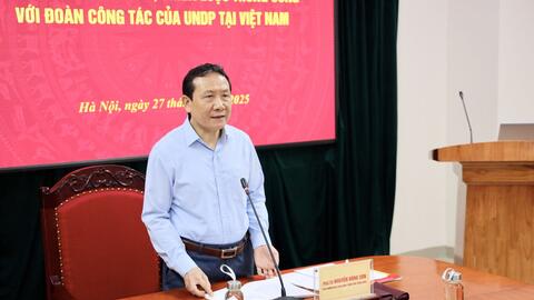 Phó Trưởng Ban Chính sách, chiến lược Trung ương Nguyễn Hồng Sơn làm việc với các chuyên gia của UNDP