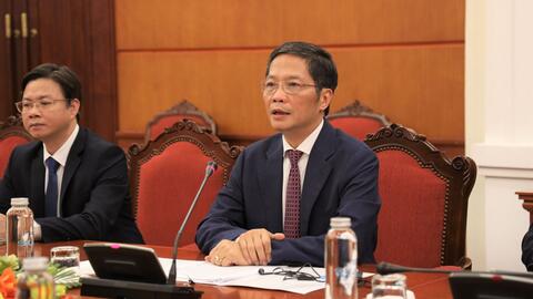 Đồng chí Trần Tuấn Anh, Ủy viên Bộ Chính trị, Trưởng Ban Kinh tế Trung ương tiếp Đặc phái viên Chính phủ Anh và Đại sứ đặc trách của EU