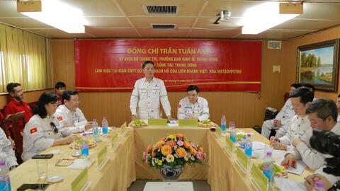 Trưởng Ban Kinh tế Trung ương làm việc và khảo sát tại mỏ Bạch Hổ, Liên doanh Việt - Nga Vietsovpetro