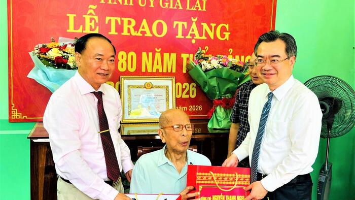 Trưởng Ban Chính sách, chiến lược Trung ương Nguyễn Thanh Nghị trao Huy hiệu 80 năm tuổi Đảng tại Gia Lai
