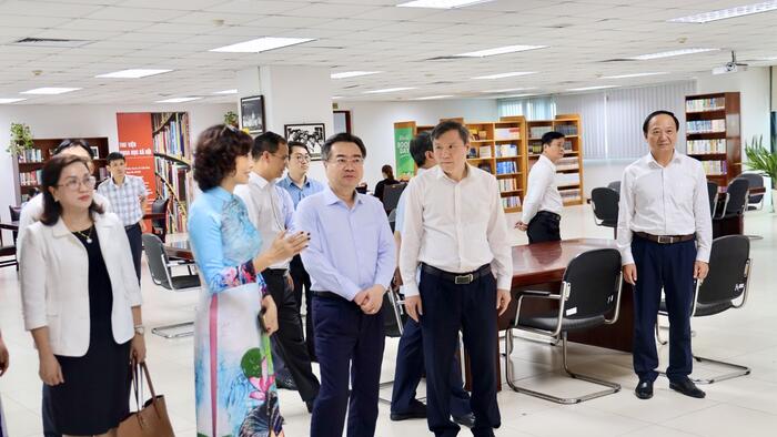 Đồng chí Nguyễn Thanh Nghị, Ủy viên Bộ Chính trị, Bí thư Trung ương Đảng, Trưởng Ban Chính sách, chiến lược Trung ương làm việc với Viện Hàn lâm Khoa học Xã hội Việt Nam