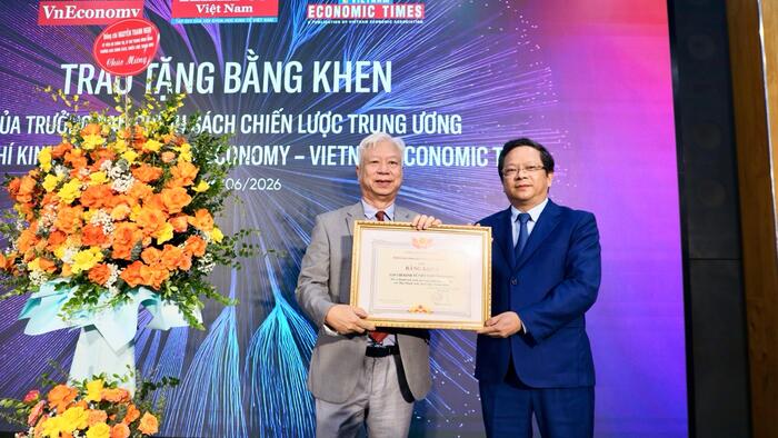 Trao tặng Tạp chí Kinh tế Việt Nam (VnEconomy)  Bằng khen của Trưởng Ban Chính sách, chiến lược Trung ương