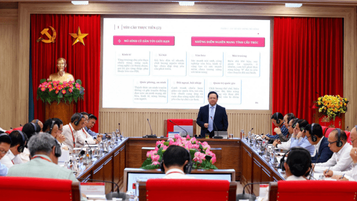 Phó Trưởng Ban Chính sách, chiến lược Trung ương Nguyễn Đức Hiển trình bày tại Chương trình nghiên cứu, trao đổi chuyên đề đối với cán bộ cấp thứ trưởng và tương đương của Đảng Nhân dân Cách mạng Lào