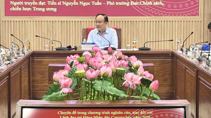 Đồng chí Nguyễn Ngọc Tuấn, Phó Trưởng Ban Chính sách, chiến lược Trung ương báo cáo chuyên đề tại Chương trình nghiên cứu, trao đổi chuyên đề đối với lãnh đạo trẻ của Đảng Nhân dân Campuchia năm 2026