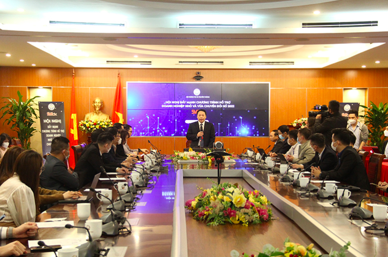 Hội nghị đẩy mạnh chương trình hỗ trợ doanh nghiệp nhỏ và vừa (SME) chuyển đổi số 2022, do Bộ Thông tin và Truyền thông tổ chức chiều 24/3.