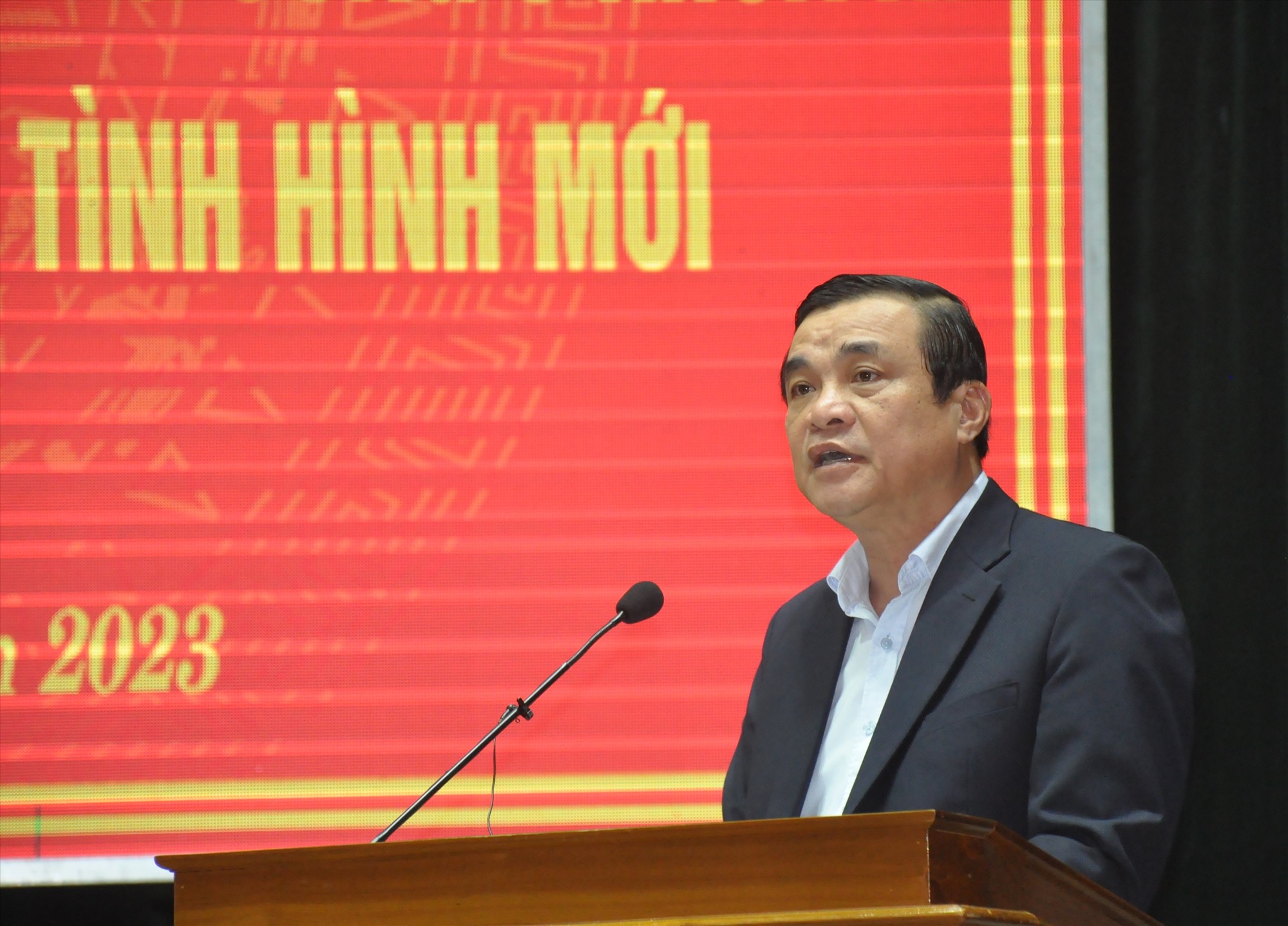 Ủy viên Trung ương Đảng, Bí thư Tỉnh ủy, Chủ tịch HĐND tỉnh phát biểu khai mạc hội nghị. Ảnh: N.Đ