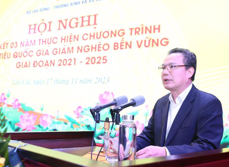 Thứ trưởng Bộ Lao động &ndash; Thương binh v&agrave; X&atilde; hội L&ecirc; Văn Thanh th&ocirc;ng tin về kết quả chương tr&igrave;nh. Ảnh - TTXVN.&nbsp;
