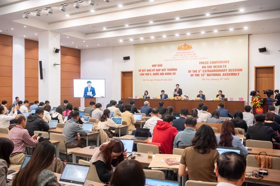 Tổng Thư k&yacute; Quốc hội, Chủ nhiệm Văn ph&ograve;ng Quốc hội B&ugrave;i Văn Cường chủ tr&igrave; buổi họp b&aacute;o về kết quả Kỳ họp bất thường lần thứ 5, Quốc hội Kh&oacute;a XV.
