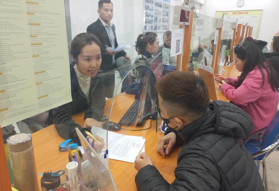 Người lao động mong muốn tăng lương để cải thiện thu nhập. Ảnh minh họa - Thu Hằng.