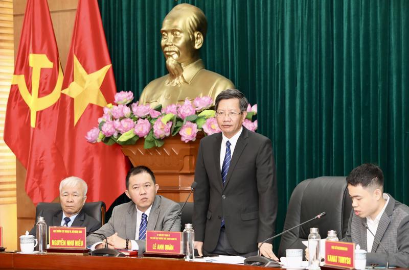 Ông  Lê Anh  Quân, Phó  Chủ  tịch Thường trực UBND TP. Hải  Phòng giới thiệu về thành tựu  phát triển kinh tế của Hải Phòng trong những năm  qua. Ảnh: Việt Dũng.