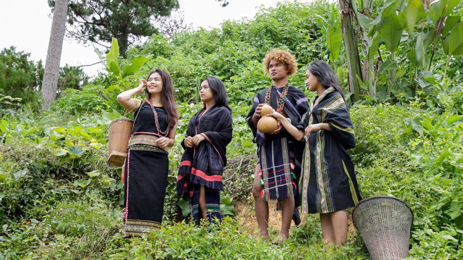 Ph&aacute;t triển du lịch xanh cần ch&uacute; &yacute; đến m&ocirc;i trường du lịch &ndash; bối cảnh văn h&oacute;a, c&ocirc;ng tr&igrave;nh văn h&oacute;a đặc sắc c&oacute; sẵn &ndash; tr&aacute;ch nhiệm ho&agrave;n trả t&agrave;i nguy&ecirc;n đ&atilde; khai th&aacute;c.