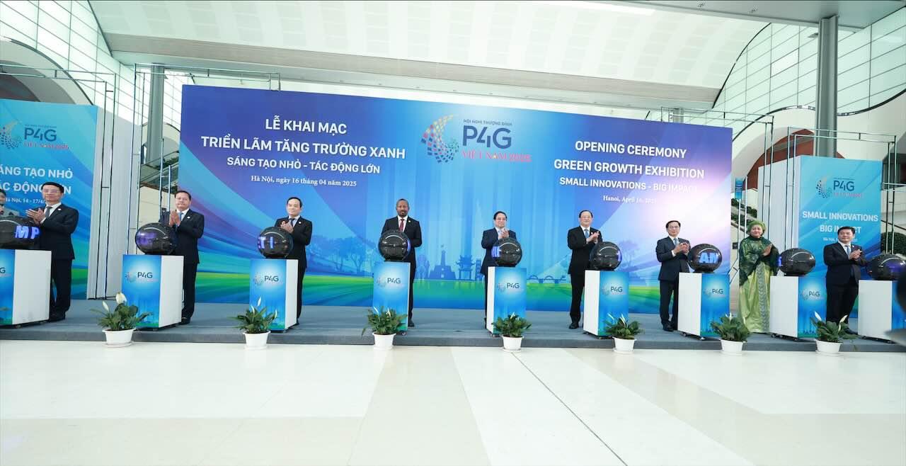 Các đại biểu dự khai mạc triển lãm về Tăng trưởng Xanh trong khuôn khổ Hội nghị thượng đỉnh P4G. Ảnh: Hải Nguyễn