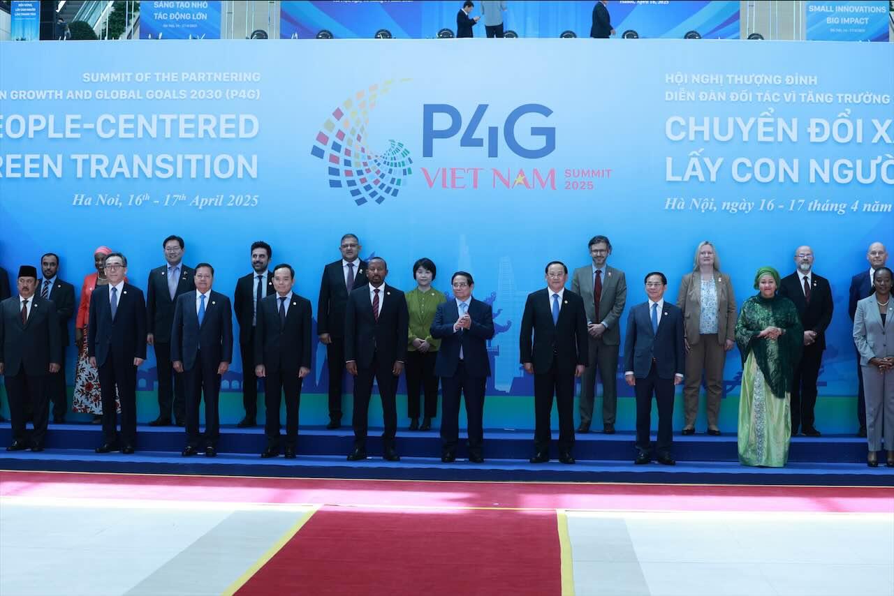 Ủy viên Bộ Chính trị, Thủ tướng Chính phủ Phạm Minh Chính chủ trì lễ đón chính thức và chụp ảnh chung với các trưởng đoàn tham dự Hội nghị thượng đỉnh P4G. Ảnh: Hải Nguyễn