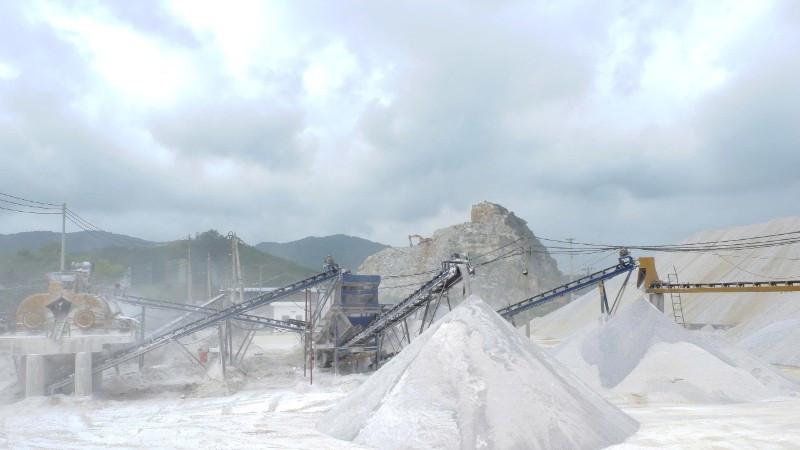 Một dây chuyền sản xuất cát nhân tạo tại Thanh Hóa.