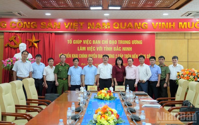 Các đại biểu chụp ảnh lưu niệm sau buổi làm việc. (Ảnh: TRƯỜNG AN)