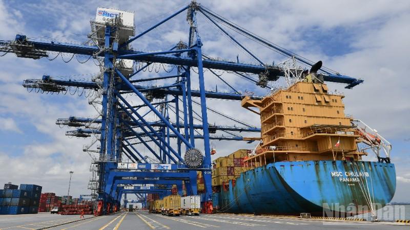 Cán cân thương mại hàng hóa của Việt Nam trong 7 tháng đầu năm 2025 thặng dư 10,20 tỷ USD. (Ảnh minh họa: THÀNH ĐẠT)
