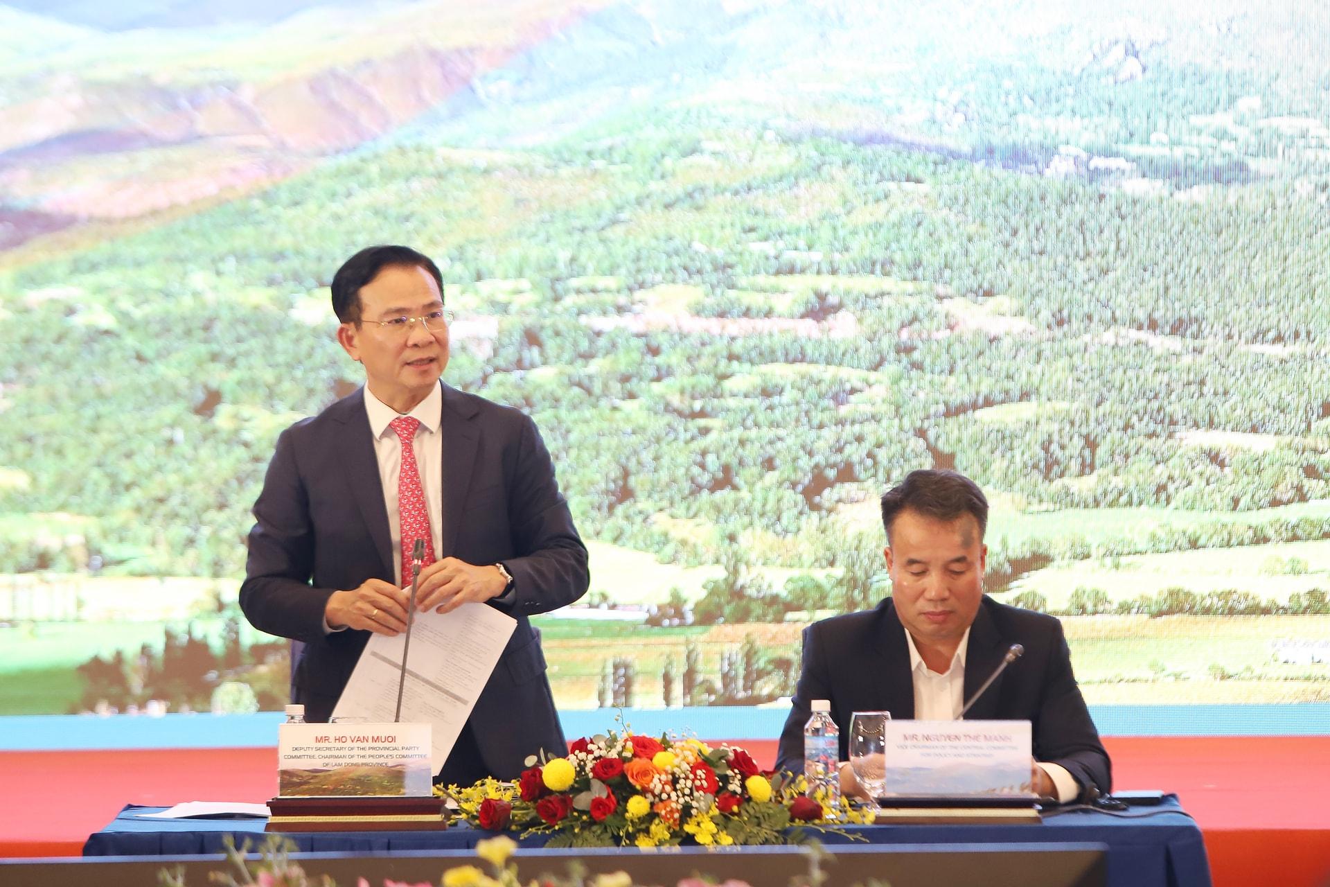 Đồng chí Hồ Văn Mười, Phó Bí thư Tỉnh ủy, Chủ tịch UBND tỉnh và ông Nguyễn Thế Mạnh, Phó Trưởng Ban Chính sách, chiến lược Trung ương chủ trì phiên chuyên đề 1