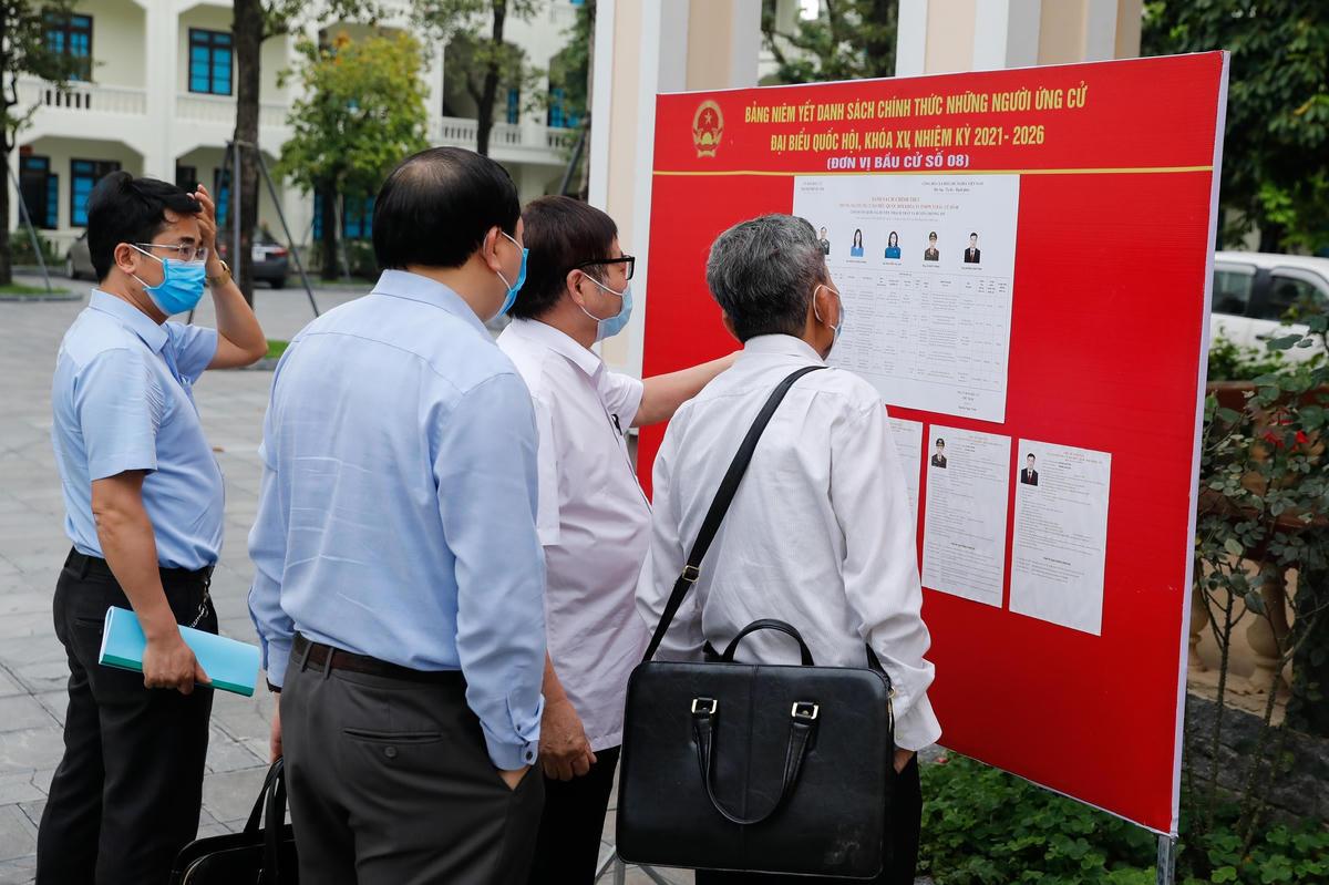 Cử tri theo dõi thông tin cá nhân của từng ứng cử viên trong cuộc bầu cử ĐBQH khoá XV và HĐND các cấp nhiệm kỳ 2021-2026. Ảnh: Quang Vinh..