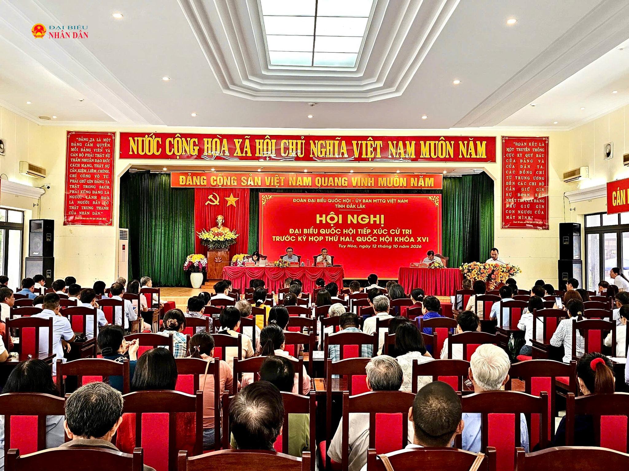 Quang cảnh buổi tiếp xúc cử tri
